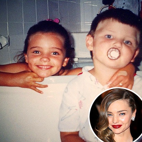 Siêu mẫu Miranda Kerr khoe bức ngộ nghĩnh khi đang tắm trong bồn cùng em trai Matthew ngày còn nhỏ ở Australia. Khuôn mặt bầu bĩnh, nụ cười ngọt ngào và má lúm đồng tiền là những nét đáng yêu của cô khi còn nhỏ.